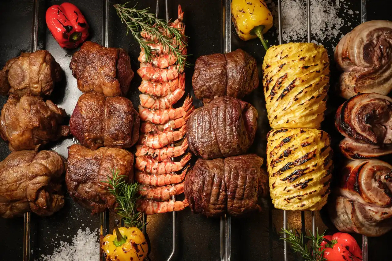 【ハイアット セントリック 金沢／ハイアット ハウス 金沢】 ハイアット セントリック 金沢 | ライブ感満載、シュラスコスタイルの週末限定ランチが新登場！ジューシーな肉塊や多国籍なメニューを陽気に味わい尽くす「FIVE BBQ ランチブッフェ」