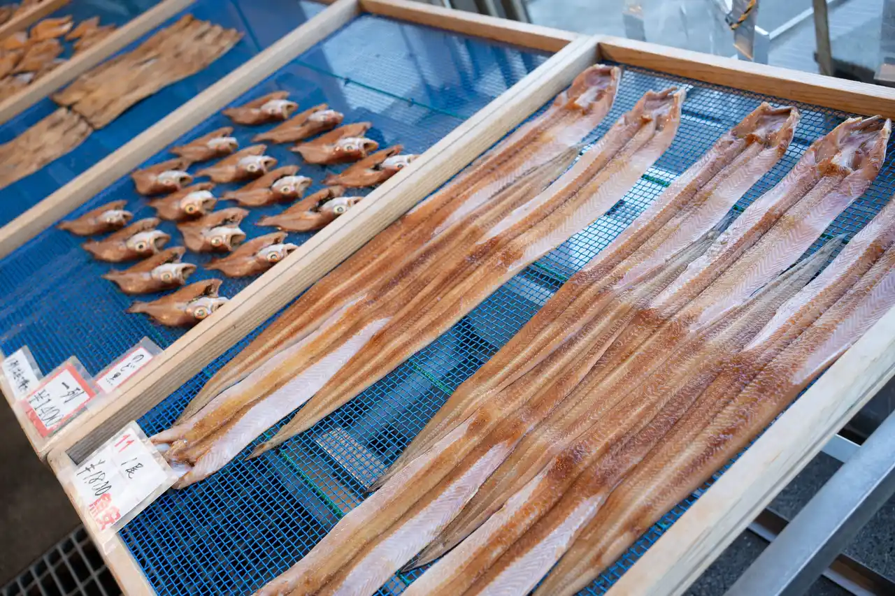 【一般社団法人若狭おばま観光協会】 名物「焼き鯖」を凌ぐ人気！？福井・小浜の“知られざる100年愛され地味飯”「醤油干し」定食フェアが1/10開幕！