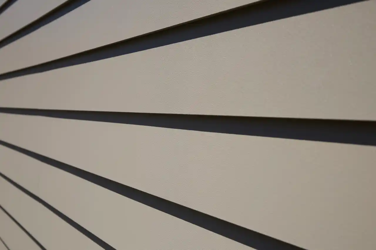 【東レ建材株式会社】 自然に溶け込み、空間を格上げする色合い。外壁材ラップサイディング エルタイプSCシリーズに新色「ブロングレージュ」を追加し発売！