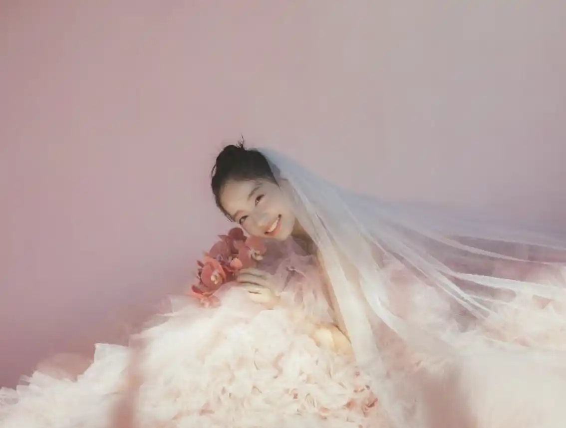 【株式会社リクルート】 ゼクシィ15代目CMガール池端杏慈が『ゼクシィ』本誌登場 多幸感あふれるウエディングドレス姿で『ゼクシィ』初表紙を飾る