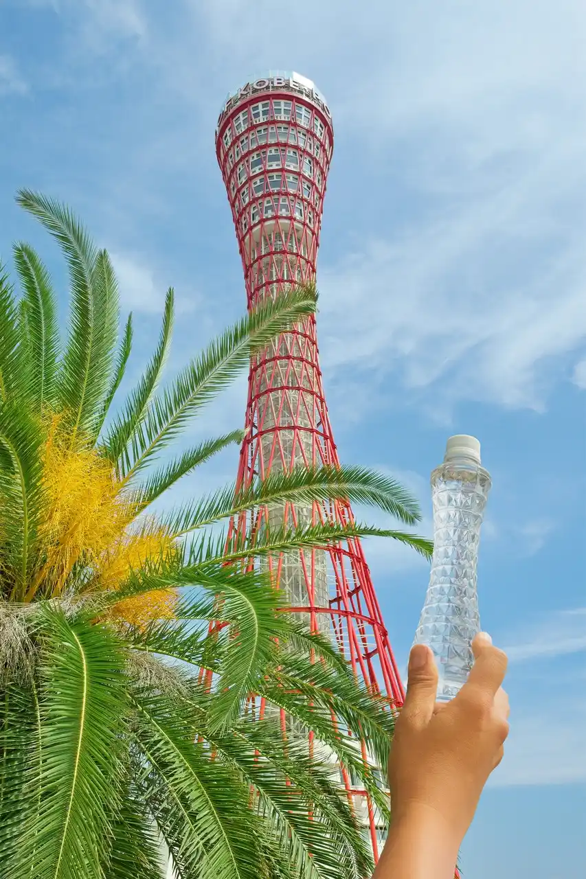 酒の徳利のカタチをした神戸ポートタワーで味わう灘五郷・全26酒蔵の日本酒量り売り。　　　　　　　　　　　　　　　　　　　　　　　年末年始を前に“神戸らしいお土産”として再注目。