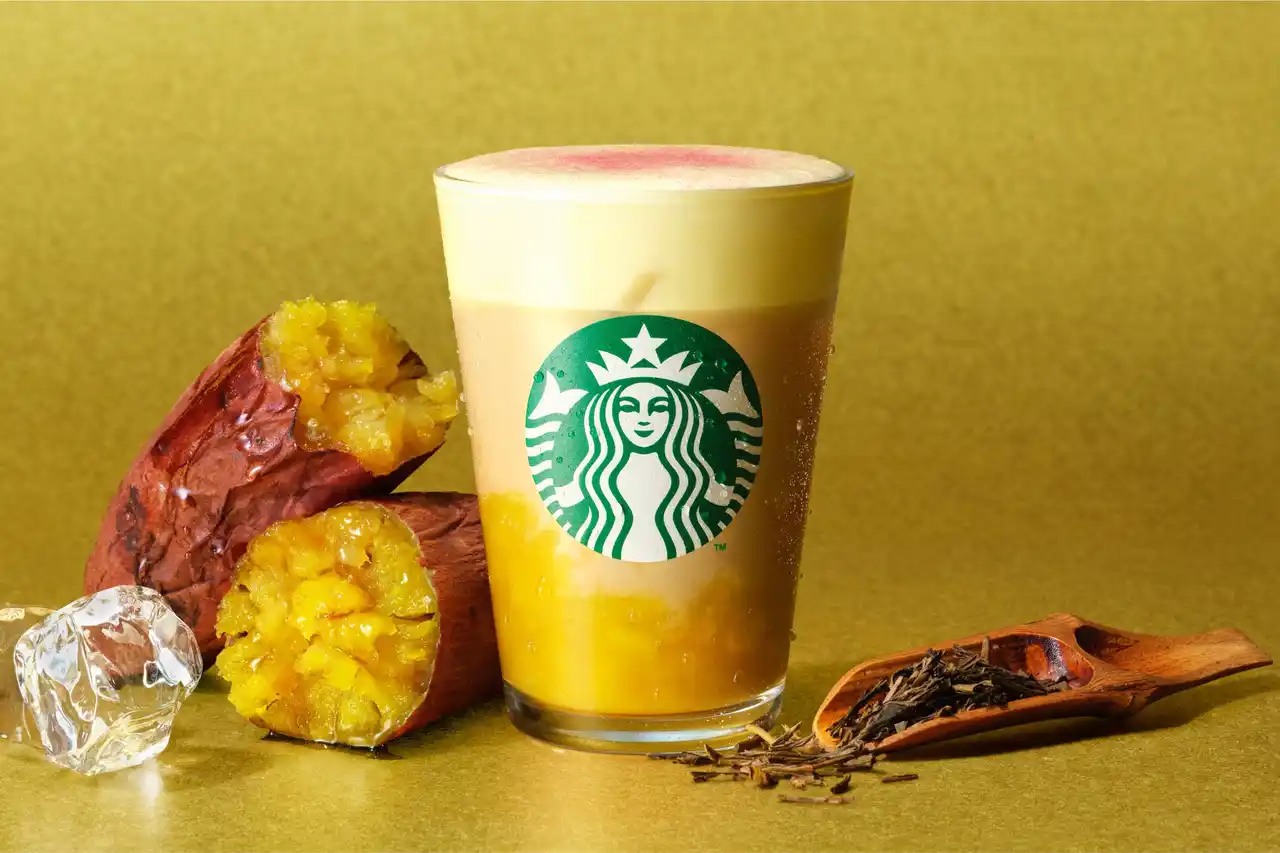 【スターバックスコーヒージャパン株式会社】 “和の香ばしさ”とふんわりムースの口どけを味わう秋の新感覚ビバレッジ『ほうじ茶香る 焼き芋 ムース ティー ラテ』など9月3日(水)より登場！