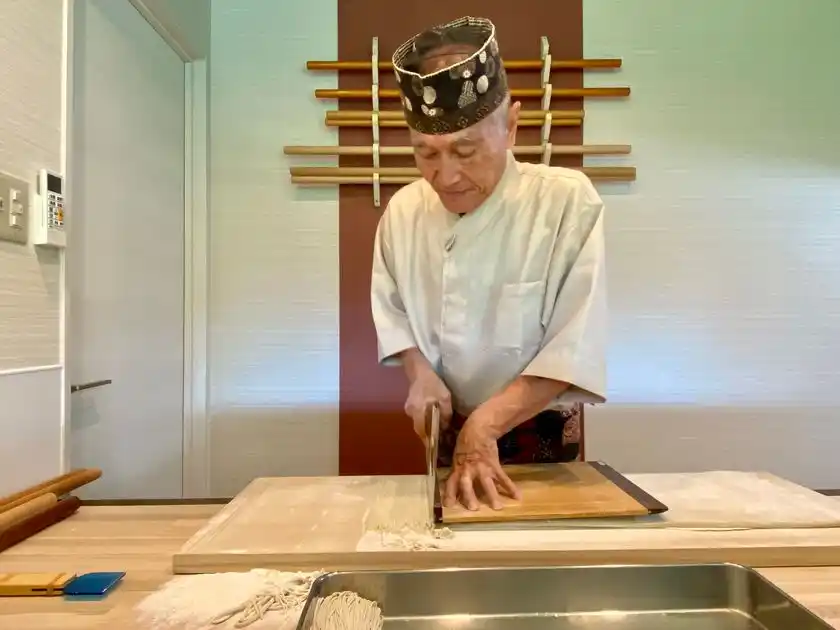 そばの匠が心を込めて打つ三たてそば