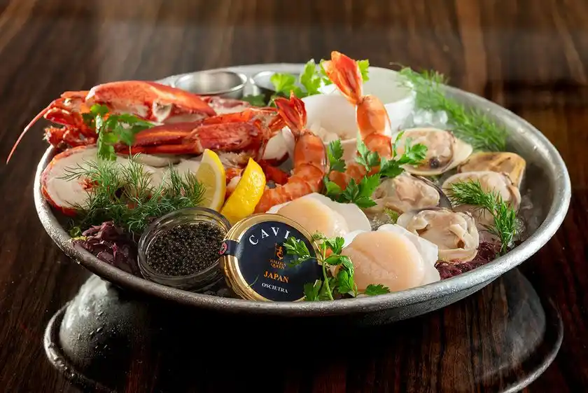 キャビアやロブスター入りスペシャルシーフードプラッター