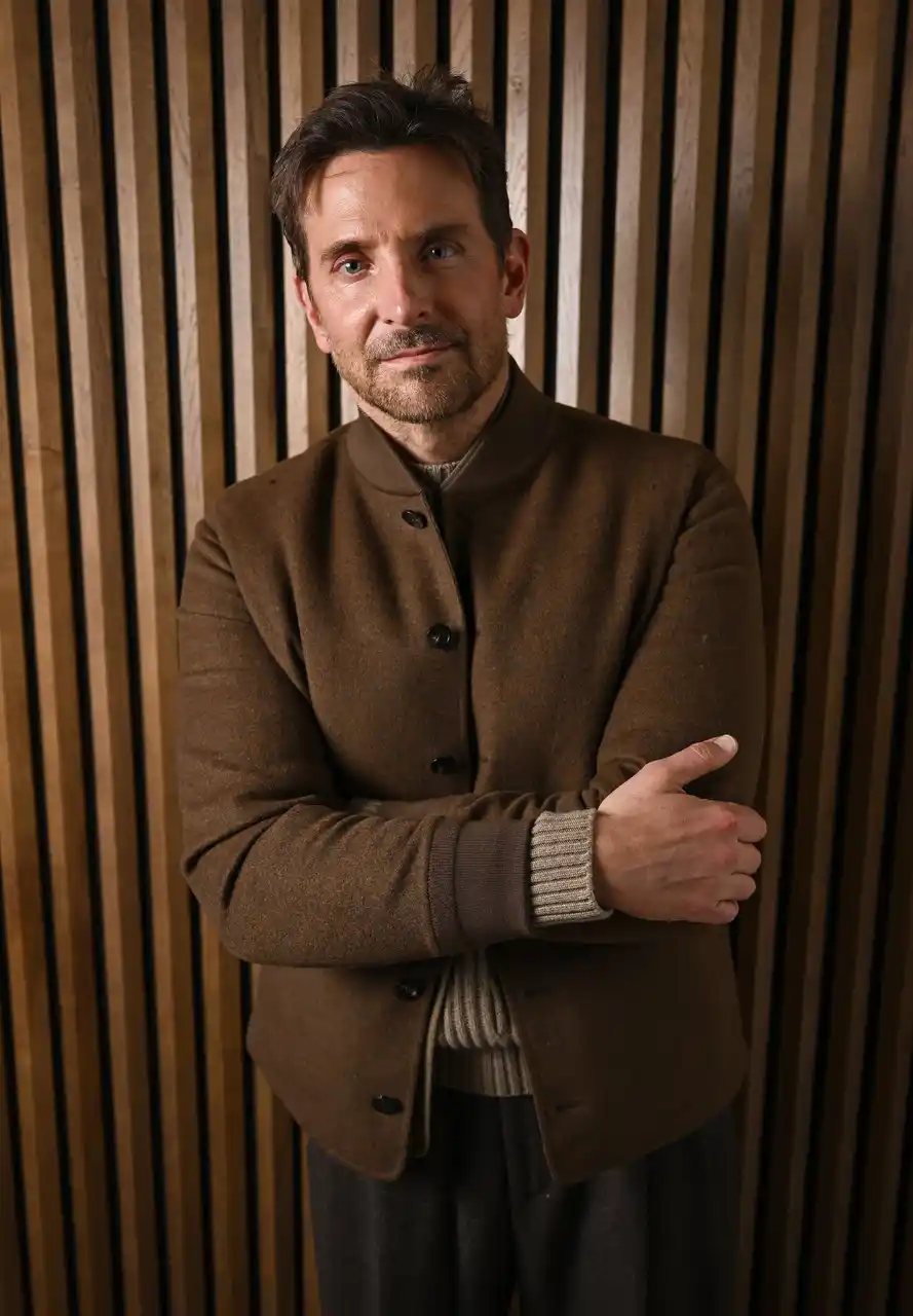 【ロロ・ピアーナ】 ブラッドリー・クーパーが英国アカデミー賞（BAFTA）のポートレート撮影にてロロ・ピアーナを着用