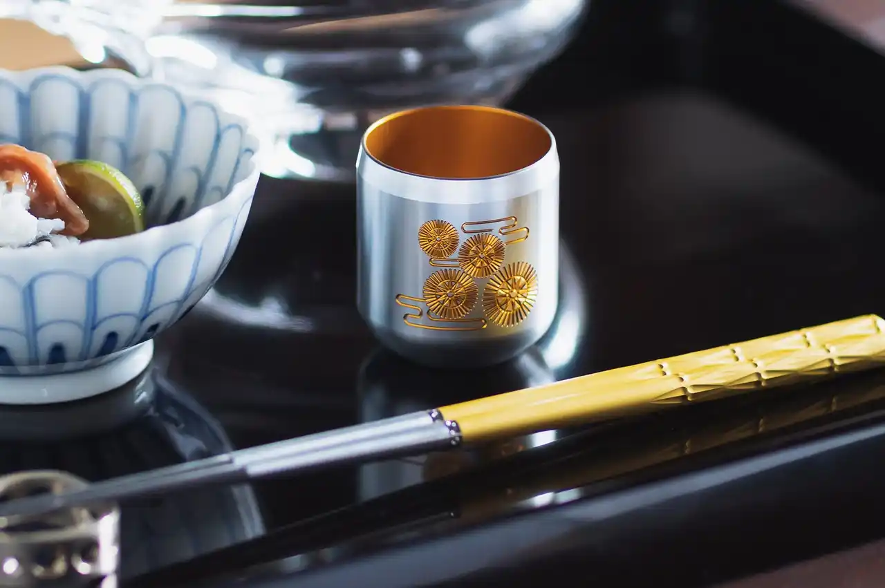 【松本興産】 金属は、ここまで美しくなる。金属加工の“削り技術”から誕生した新ブランド「enovo」。日本の伝統美を再構築したラグジュアリーな箸とお猪口を発売。