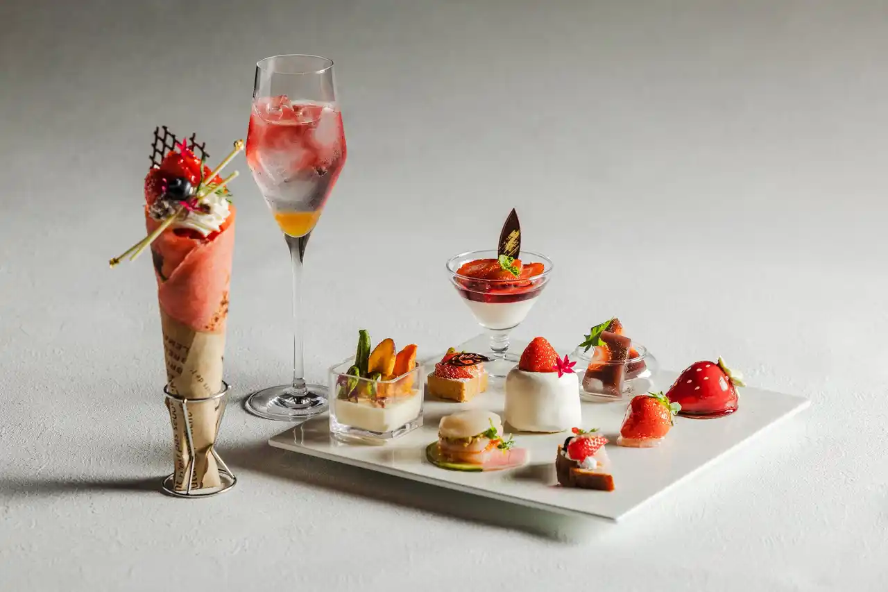 【東京ベイ潮見プリンスホテル】赤い艶めくいちご×黒い芳醇ショコラの贅沢ティータイム「いちごバレンタインアフタヌーンティー～Rouge et Noir～」を販売