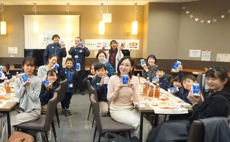【株式会社ファミリーマート】 音クイズやVR体験で酪農を五感で学ぶ！？「ファミマこども食堂」にてJA全農とコラボレーションイベントを開催！！ ～冬休みの生乳消費拡大を応援～