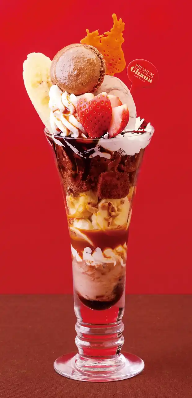 【銀座コージーコーナー】マカロンや苺、バナナのトッピングが贅沢に彩る、濃厚なプレミアムガーナショコラアイスが主役のパフェが登場