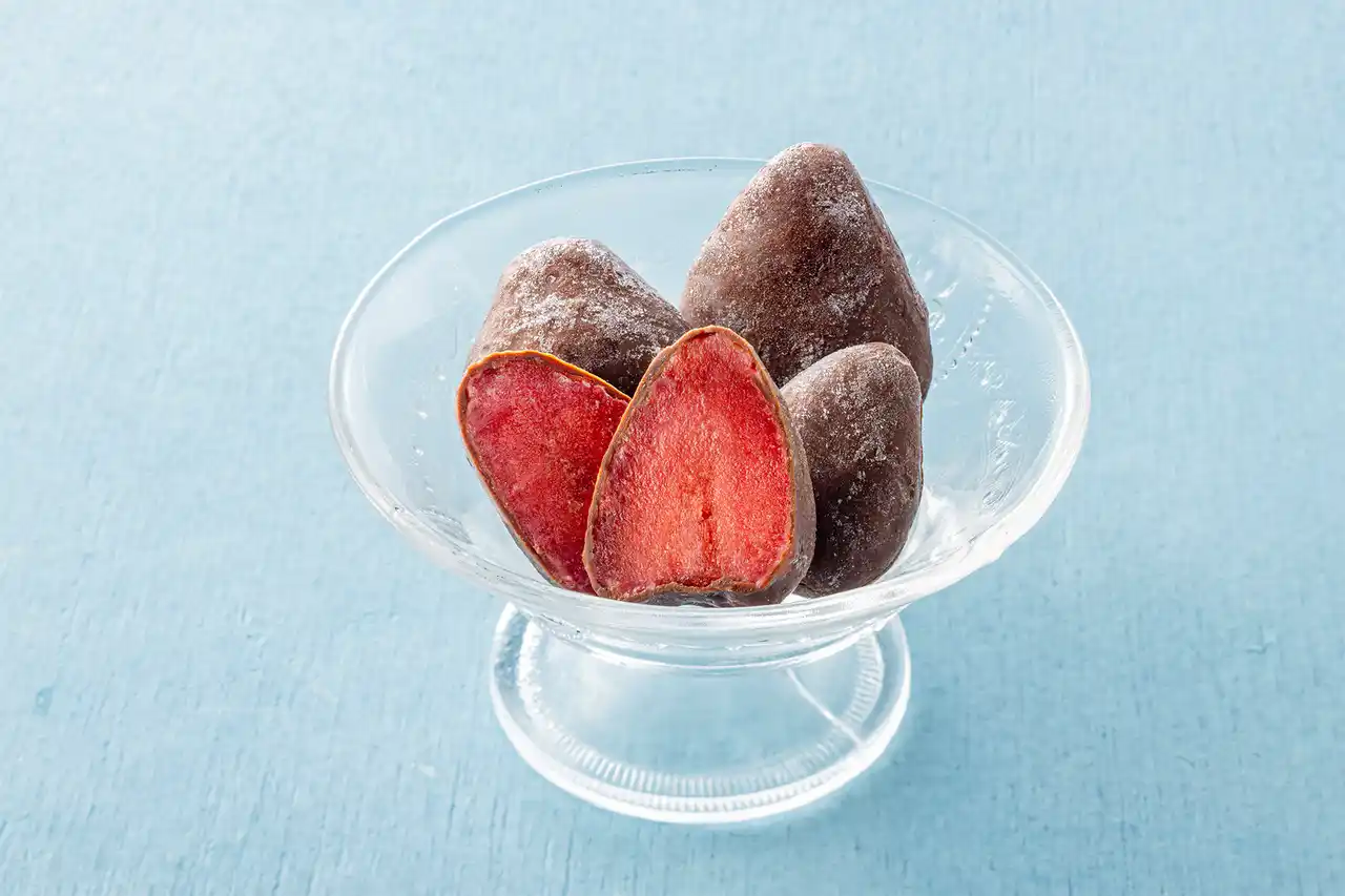 カカオチョコでくちどけの良いいちごをコーティング！新感覚のひんやりスイーツ「セブンプレミアム フローズンチョコいちご」が9月9日（火）から数量限定で順次発売