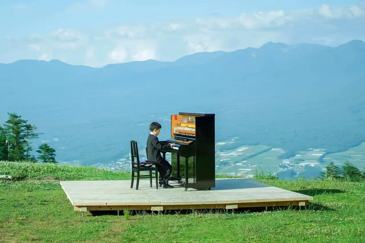【7/16募集開始】八ヶ岳「天空ピアノ」初の屋外ステージ公演が決定！子どもたちが“自分だけの音”を育むワークショップ＆コンサート開催
