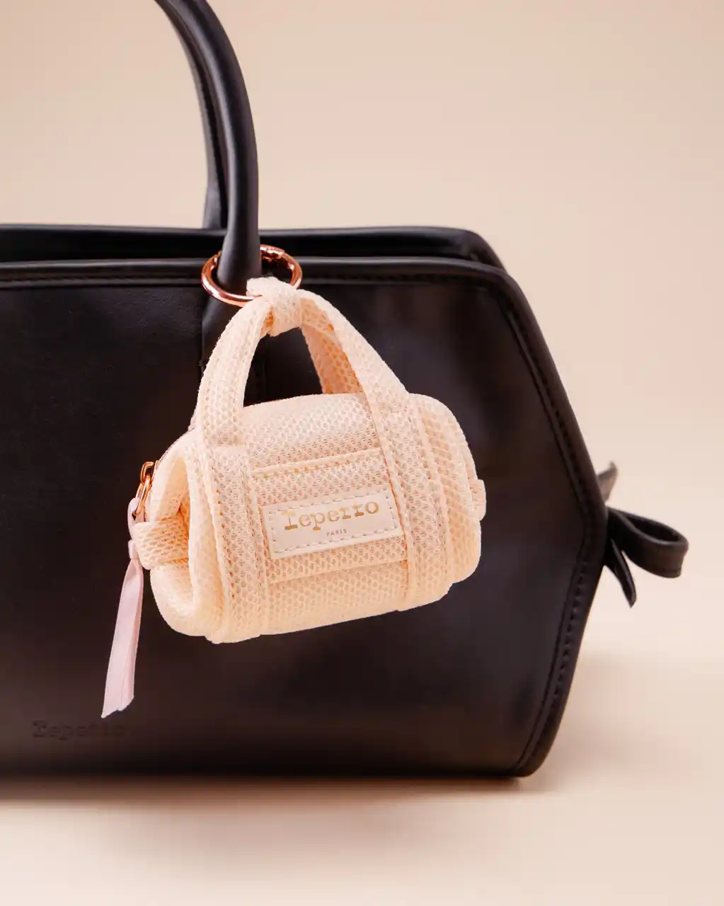 【株式会社ルックホールディングス】 【レペット】アイコンバッグを小さく再現した「ミニグライド キーリング」公式オンラインストア限定発売