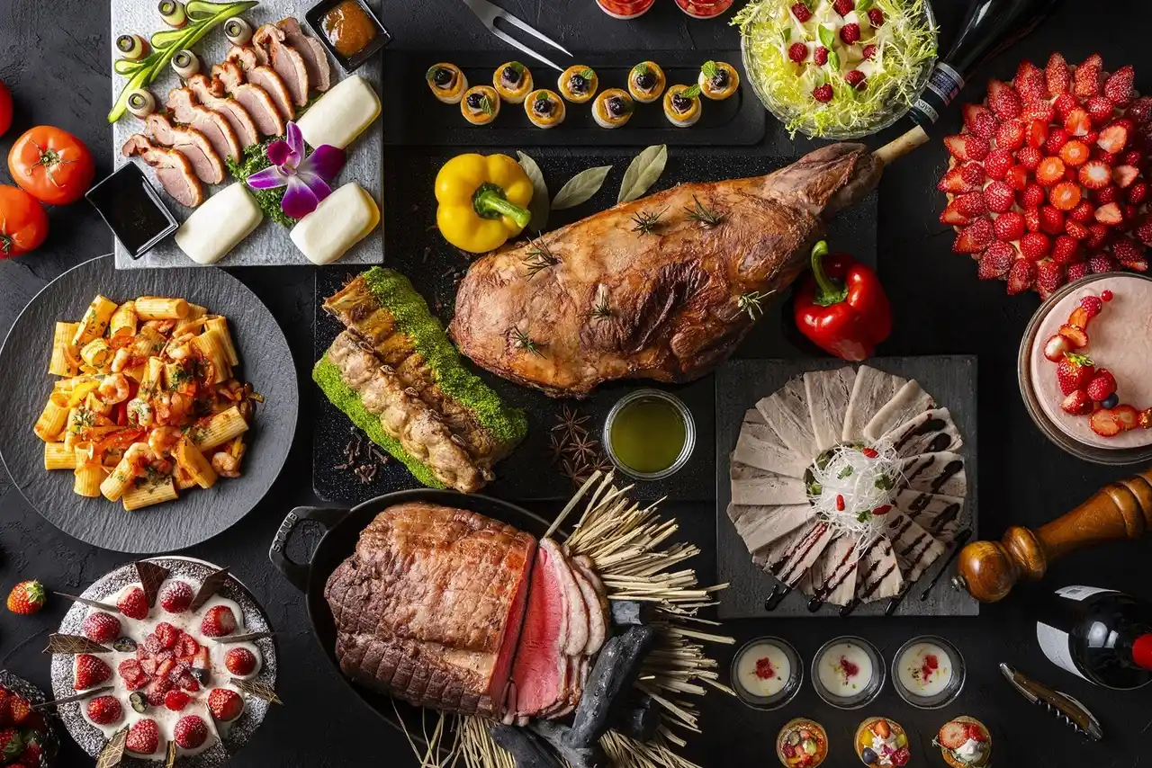 【ヒルトン東京お台場】ダイナミックな肉料理と可憐ないちごスイーツの饗宴 「ミート×ストロベリー ビュッフェ」開催