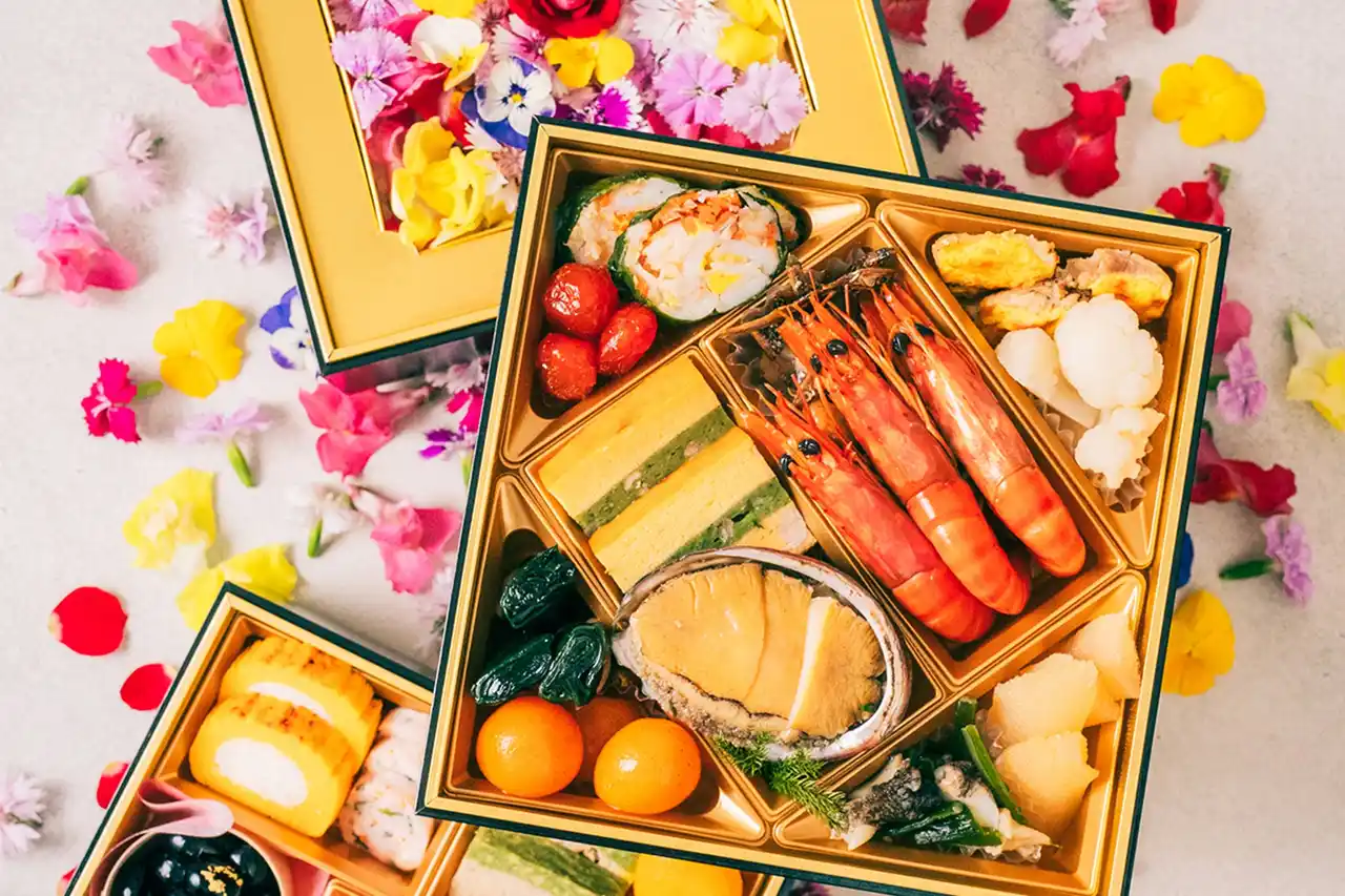 蓋をあけると食べられる花と料理！　感動を呼ぶ、花時間の「花おせち」がパワーアップ！ 「春迎えの花おせち2026」は、2025年8月11日（月・祝）より、公式ストア『花時間マルシェ』にて予約受付開始