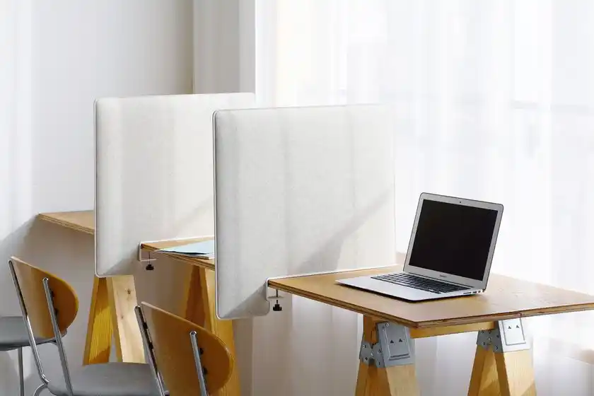 周囲の目線と音をほどよく区切り、集中空間をつくる「吸音デスクトップパネル サイドタイプ」が登場