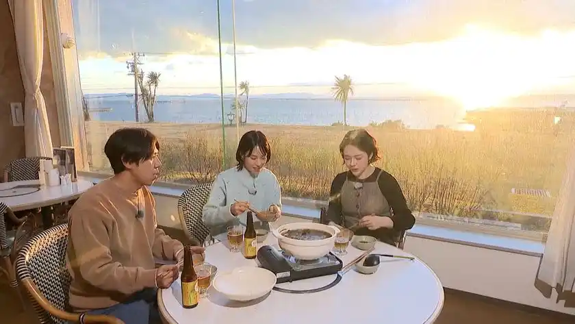 オリジナル鍋を食べる3人