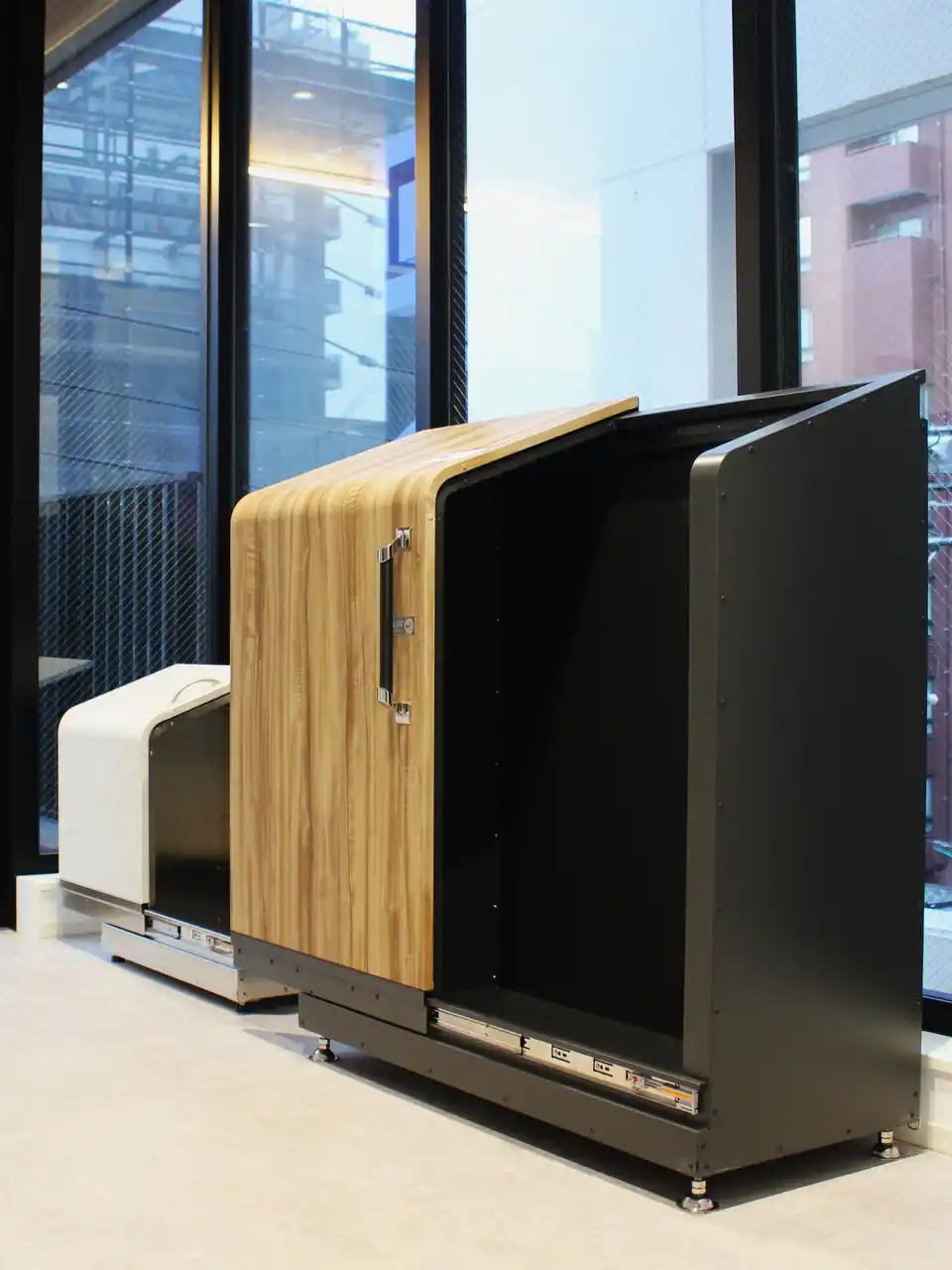 空間に調和するデザインと機能美のゴミステーション「DUSPON」福岡市内のコワーキングスペースに常設