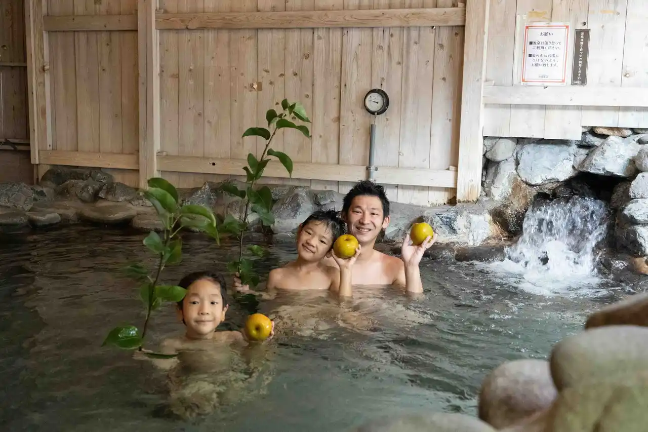 昭和レトロな温泉銭湯 玉川温泉で、先人の知恵を借りた夏にぴったりのお風呂「梨の葉風呂」を開催します