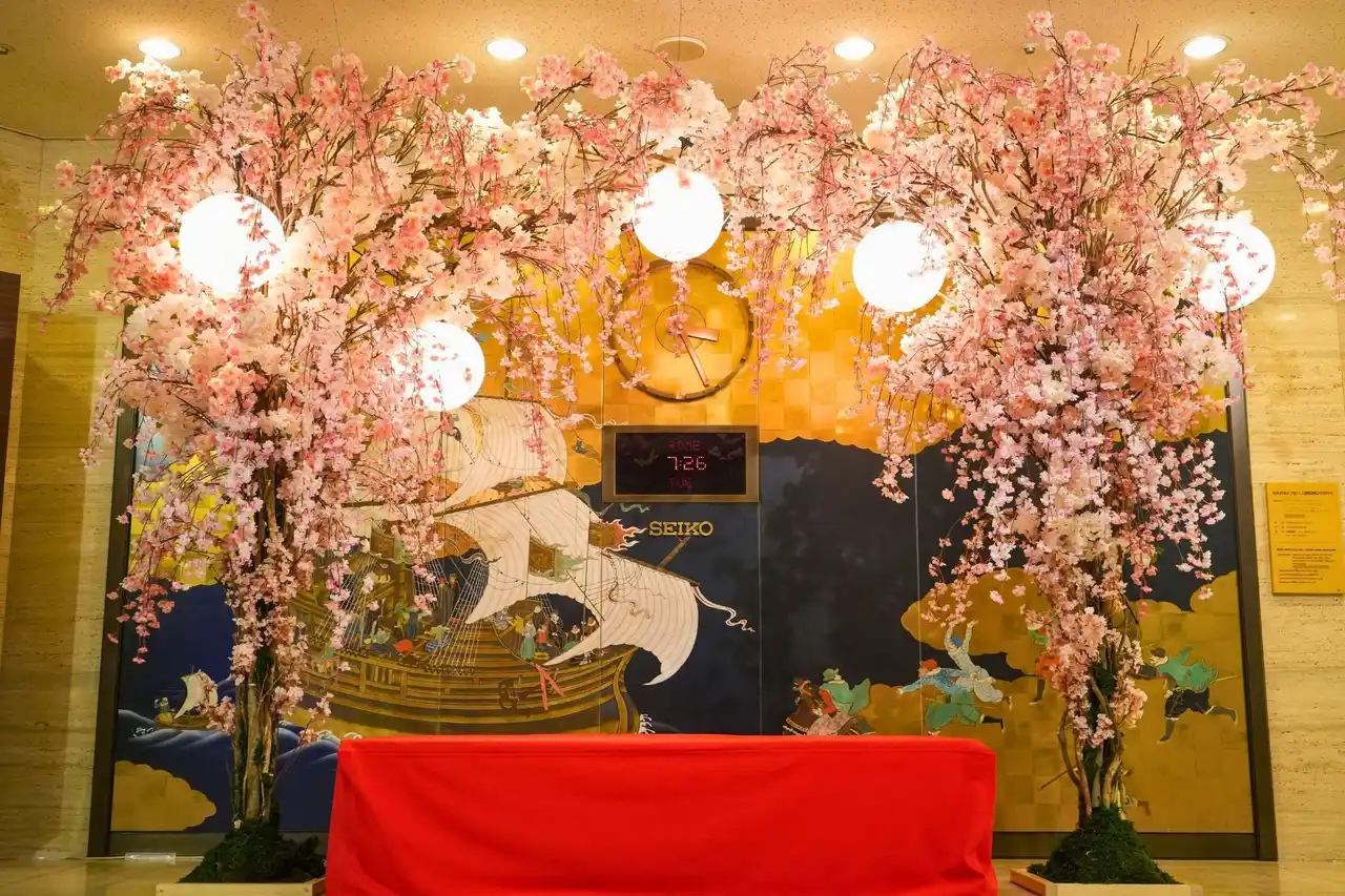 【株式会社神戸ポートピアホテル】 メインロビーに枝垂れ桜のフォトスポットが登場！春限定の“さくら”パン・スイーツも販売