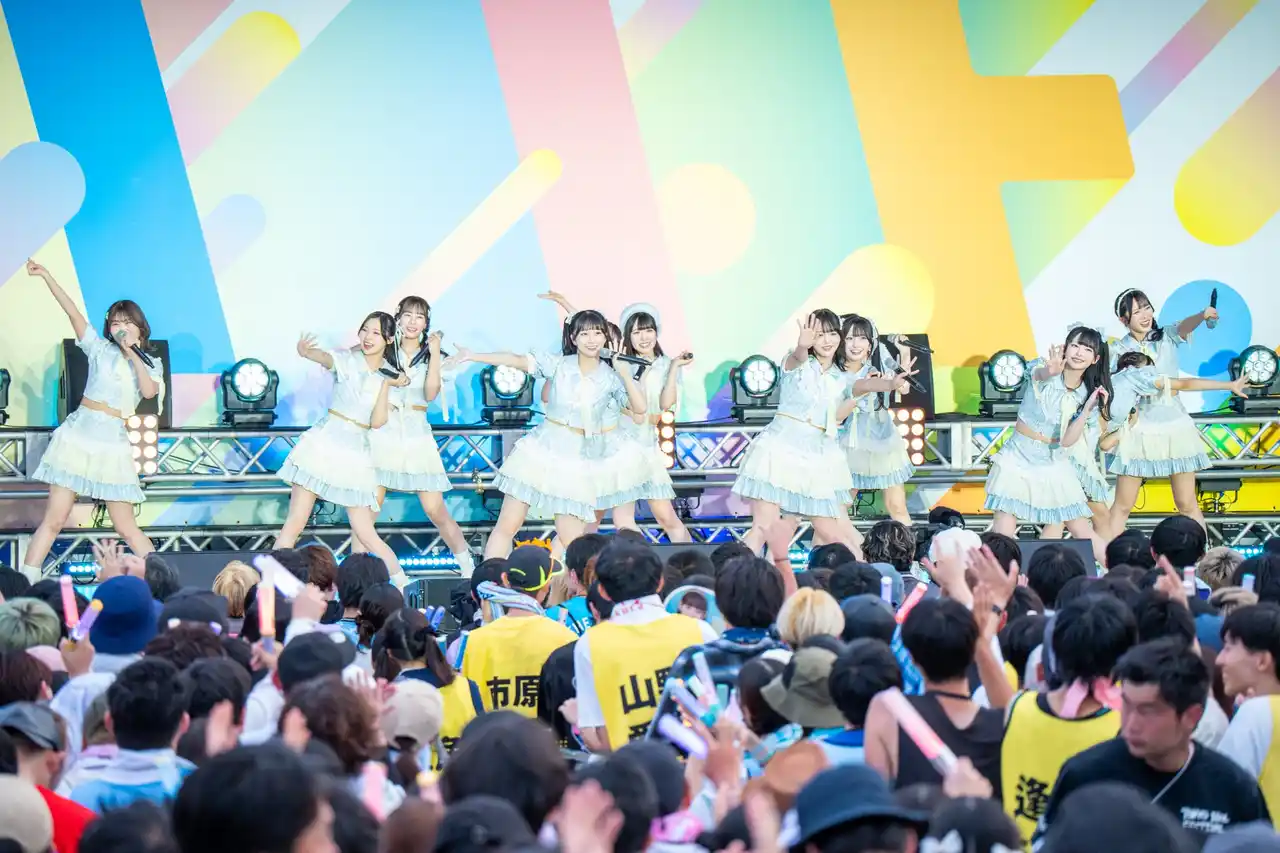 【株式会社ソニー・ミュージックレーベルズ】 指原莉乃プロデュース「≒JOY」。　TOKYO IDOL FESTIVAL 2025にて、野外メインステージ「HOT　STAGE」に登場し、フェスならではの熱いライブパフォーマンスを披露！