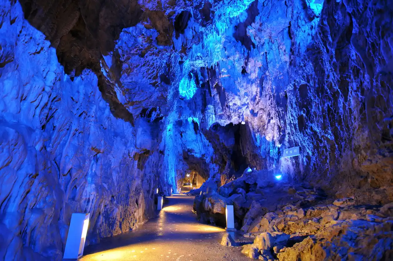 【自然にときめくリゾート 休暇村】 ～日本三大鍾乳洞・龍泉洞が65周年～　休暇村陸中宮古では、“ドラゴンブルー”で知られる龍泉洞の入洞券と選べる特典が付いた宿泊プランを4月1日より販売