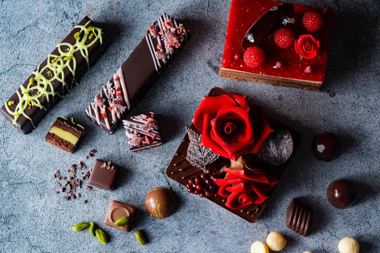 【京王プラザホテル】 京王プラザホテルの2026年バレンタイン＆ホワイトデー。華やかなバラを表現した80台限定の新作「ローズ ショコラ」をはじめショコラティエの技が光る極上のチョコレートスイーツをあなたへ