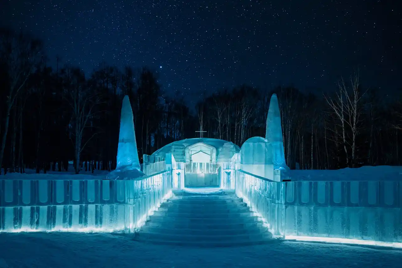 【トマム】「氷の教会」が20周年を機にデザインを大きくリニューアル！継ぎ目のない「一枚氷」で造られたドームが今冬も誕生。