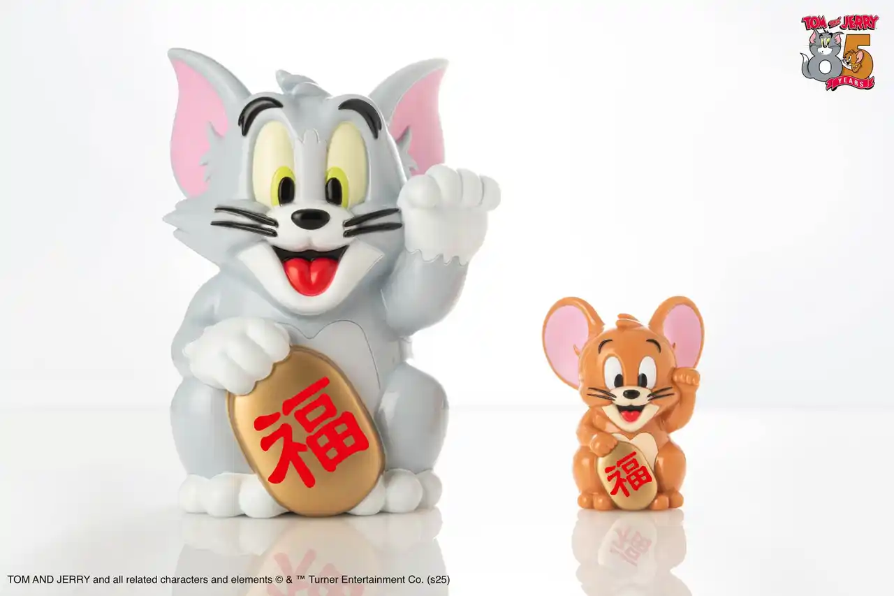[トムとジェリー85周年記念] ソフビブランド GOCCODO デザインによる“招福ポーズ”のトムとジェリーの日本製ソフビフィギュアが ヒキダシトイより登場です