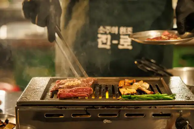 お肉を焼いているところ.jpg