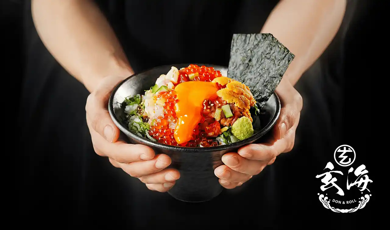 【株式会社ベンナーズ】 海鮮丼専門店「玄海丼 錦市場店」が、手巻き寿司を新たに加えた新ブランド『丼と手巻き 玄海』として12月9日リニューアルオープン！