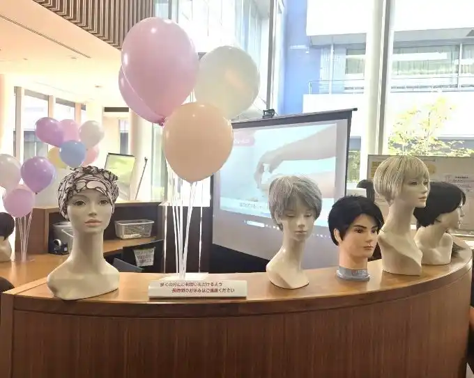 【株式会社アデランス】 北里大学病院 集学的がん診療センター主催　アピアランスケアイベントにて　医療事業部がウィッグの相談・試着に協力
