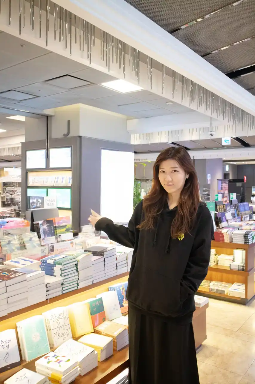 【松竹芸能株式会社】 ヒコロヒー初の小説集「黙って喋って」韓国語訳版発売＆現地トークイベントにファン集結！