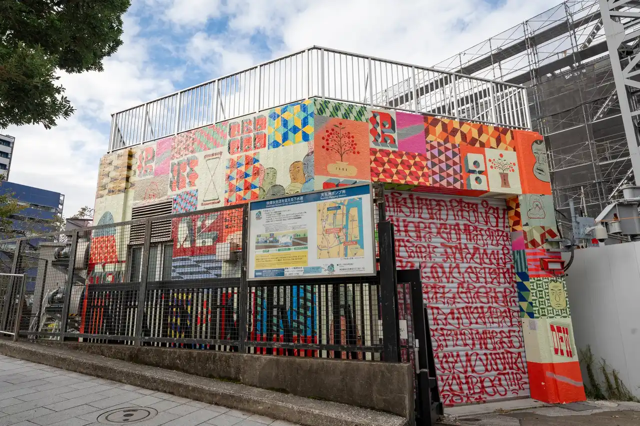 「アートの島」の玄関口を彩る、バリー・マッギーの新作大型壁画を天王洲ポンプ所にて公開