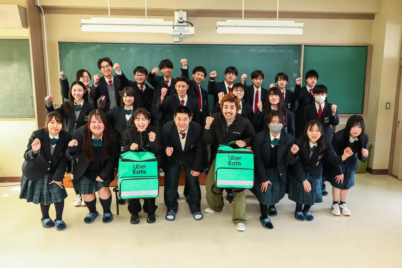 【Uber Eats Japan合同会社】 Uber Eats、閉校を控えた埼玉県立皆野高等学校の卒業生へサプライズ配達を実施人気クリエイターが配達パートナーとして登場