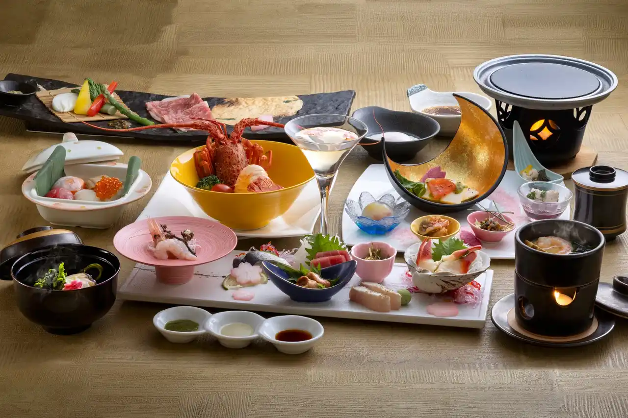 【野口観光マネジメント株式会社】 【札幌・定山渓温泉　章月グランドホテル】春の金の月は「イセエビのポワレ」道産バター香る白いブイヤベース仕立てを