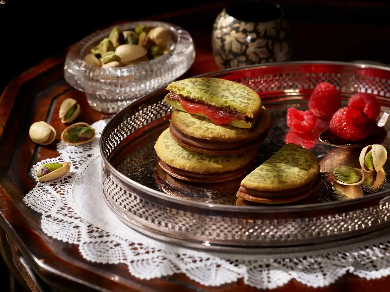 【株式会社シュクレイ】 濃厚な旨味と爽やかな酸味が織りなすハーモニー。贅沢なチョコレート菓子専門店【THE TAILOR】より、『ザ・ショコラクチュール ピスタチオ＆ラズベリー』が今年も登場。