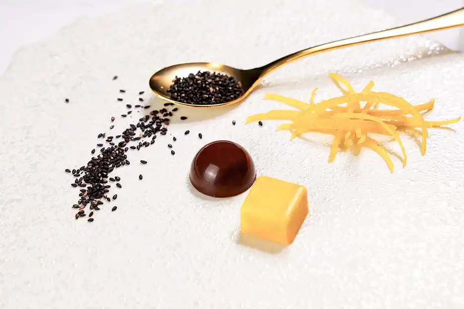 【ホテル金沢】 和の素材が織りなす大人のバレンタイン。柚子と黒胡麻のボンボン・ショコラ「鼓香 -KOKA- Yuzu & Goma」2026年1月10日(土)より予約開始