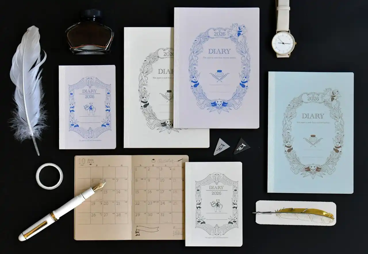 黒インクだけでなく白インクも映える、国産竹100％を原料にした竹紙からできた2026年版「パンダフルライフ 竹紙ダイアリー」を8月中旬に発売