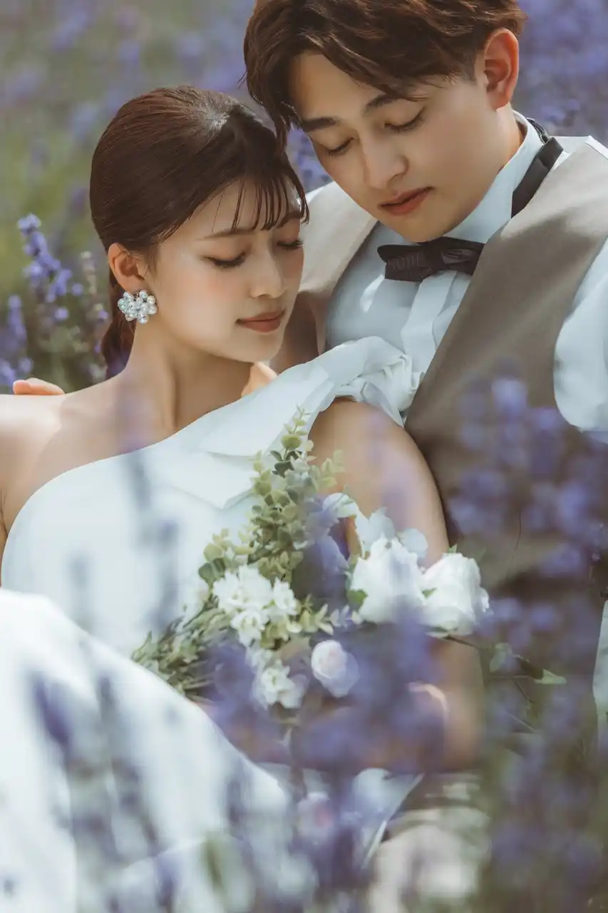 【有限会社三景スタジオ】 ラベンダーの香りが綴る、特別なふたりの物語。- 北海道ブライダルロケーションフォト【上富良野日の出公園】