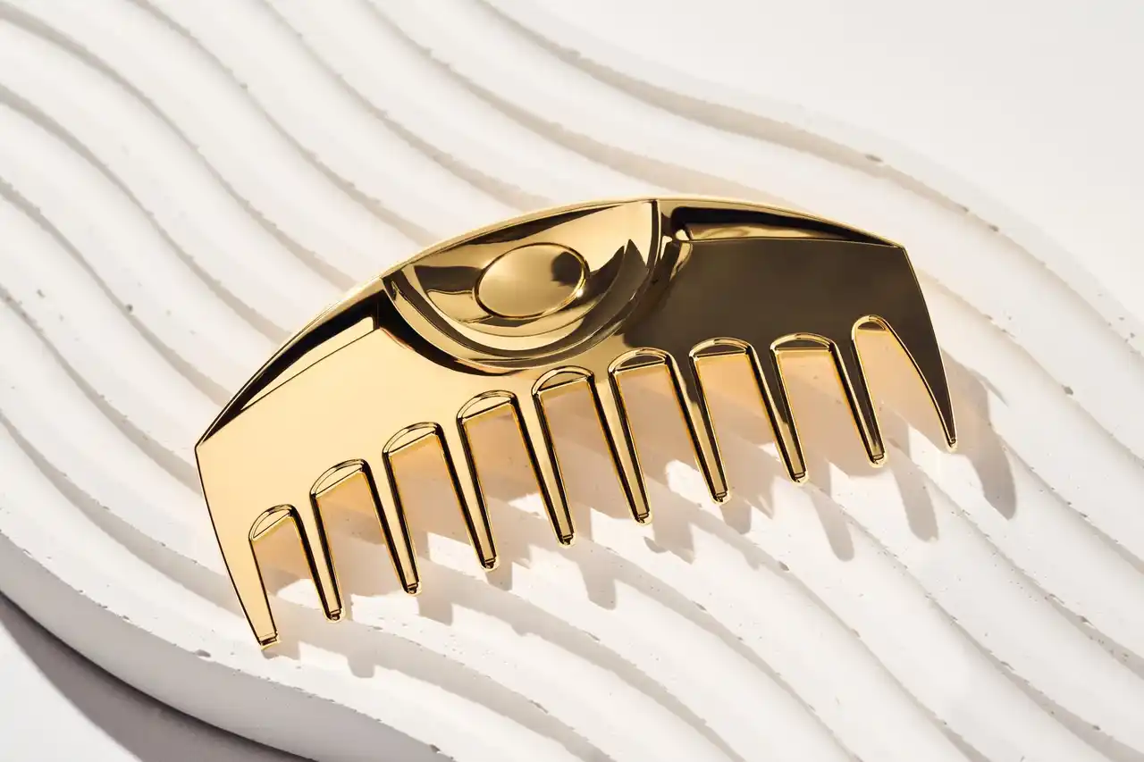 【株式会社YC・Primarily】 LOVECHROME(ラブクロム)より、束感などの繊細なアレンジにも適したボリュームヘア用の「ウエービーコーム」を、9/5(金)より新発売。