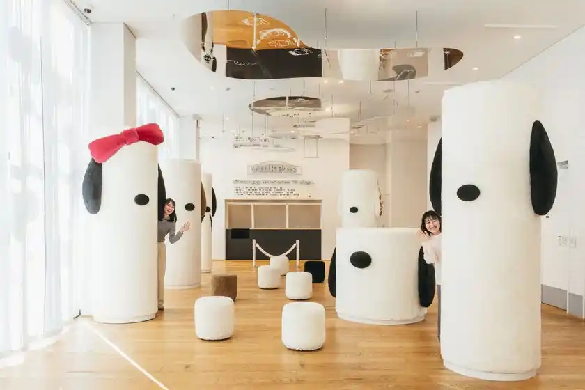 スヌーピーミュージアム、3月7日(土)より新企画「ふかふかミュージアム」がスタート！スヌーピーたちにハグできる巨大な柱や寝転べる新エリアが登場これまで以上に「癒し」と「楽しさ」が溢れるミュージアムに進化