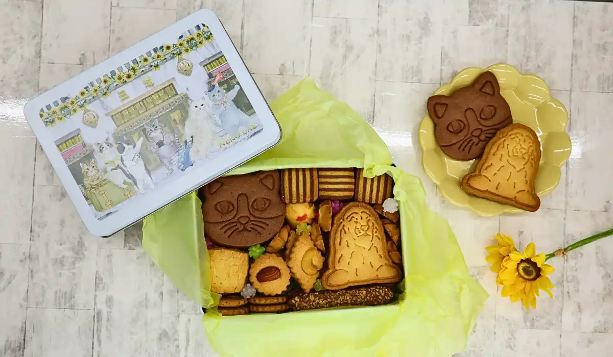 ●NEKO LAB●【期間限定パッケージ】猫たちの夏旅行をテーマにした日本橋三越本店×NEKO LABコラボクッキー缶 第三弾 by PR TIMES