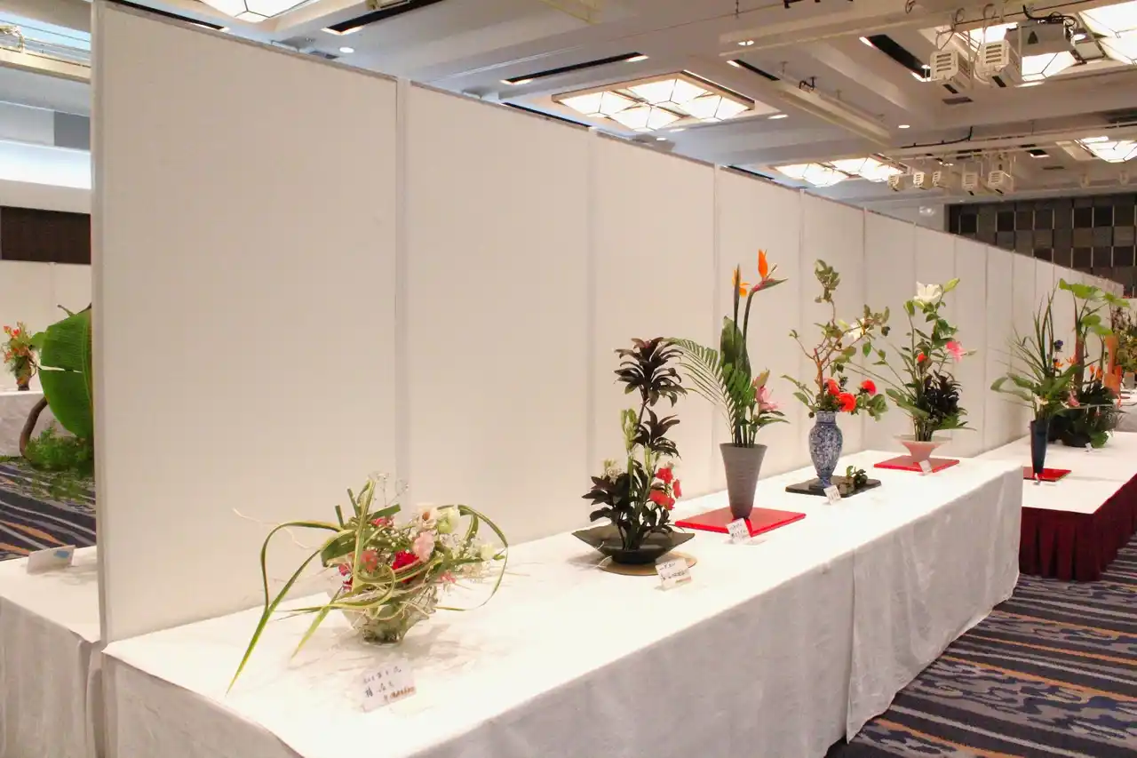 【HMJ】 【沖縄ハーバービューホテル】開業3年目から続くチャリティーイベント　沖縄ハーバービューホテル50周年記念「第45回チャリティーいけばな展」～五十路に花添えて～」開催