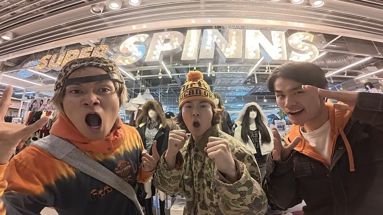 【株式会社ヒューマンフォーラム】 高感度なハイファッションをエンタメとして発信するYouTubeクリエイター集団「ポーカーズ」が、SPINNSにてコーディネートバトルを開催！ポーカーズが厳選した古着アイテムを全国5店舗で発売決定！