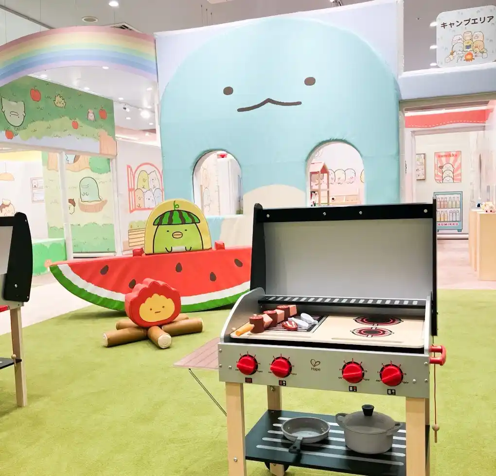【株式会社バンダイナムコエクスペリエンス】 9月3日(水)OPEN『すみっコぐらしあそびスタジオ マークイズ葛飾かなまち』 新エリアを含む施設内写真を公開！　あそびスタジオ限定てのりぬいぐるみに「えびふらいのしっぽ」が登場！