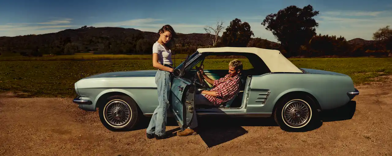 【GUESS JAPAN 合同会社】 GUESS JEANS、2025年夏キャンペーンで伝説的な広告へのオマージュを捧げる - エヴァン・モック＆アラナ・チャンピオンが登場