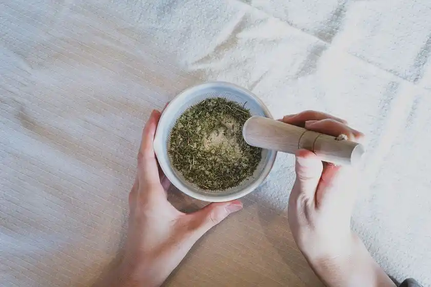 ハーブソルトを作っている場面