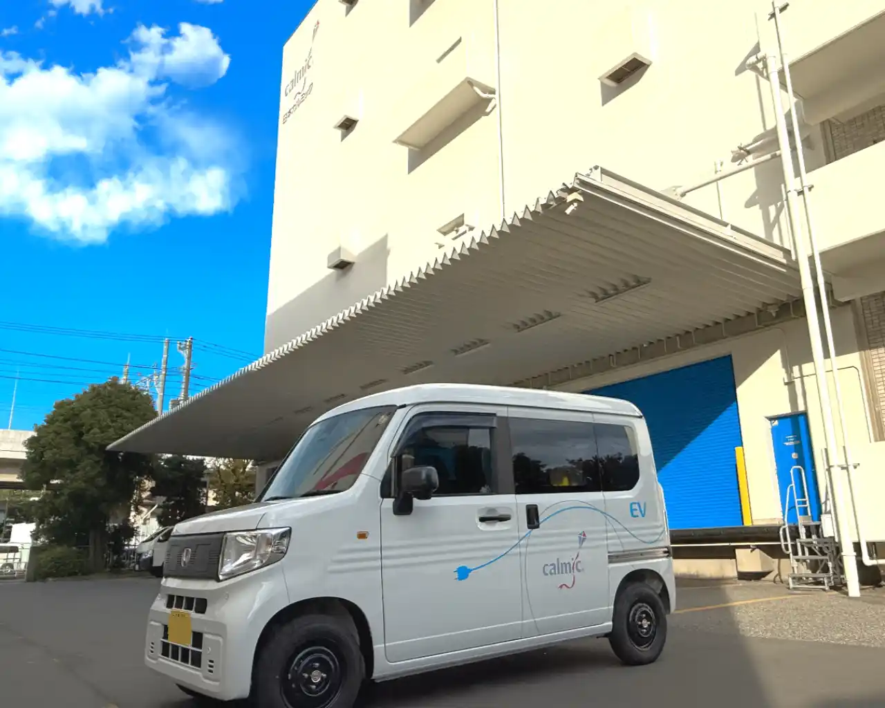 環境配慮への第一歩として、社用車に電気自動車を試験導入