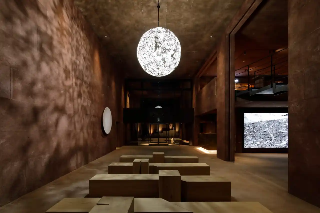 【株式会社関屋リゾート】 ”泊まれる美術館”を歩く。夕暮れのアートツアー×フェア観覧の贅沢体験