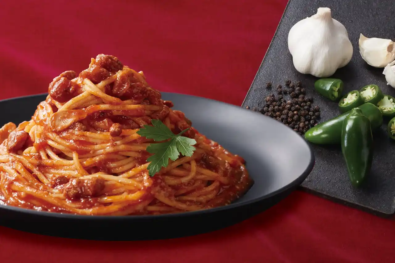 【はごろもフーズ株式会社】 ３種のスパイスを使ったじわッと辛く深みのある香ばしいミートソースが“パパッと”電子レンジで温めるだけで手軽に楽しめる！！